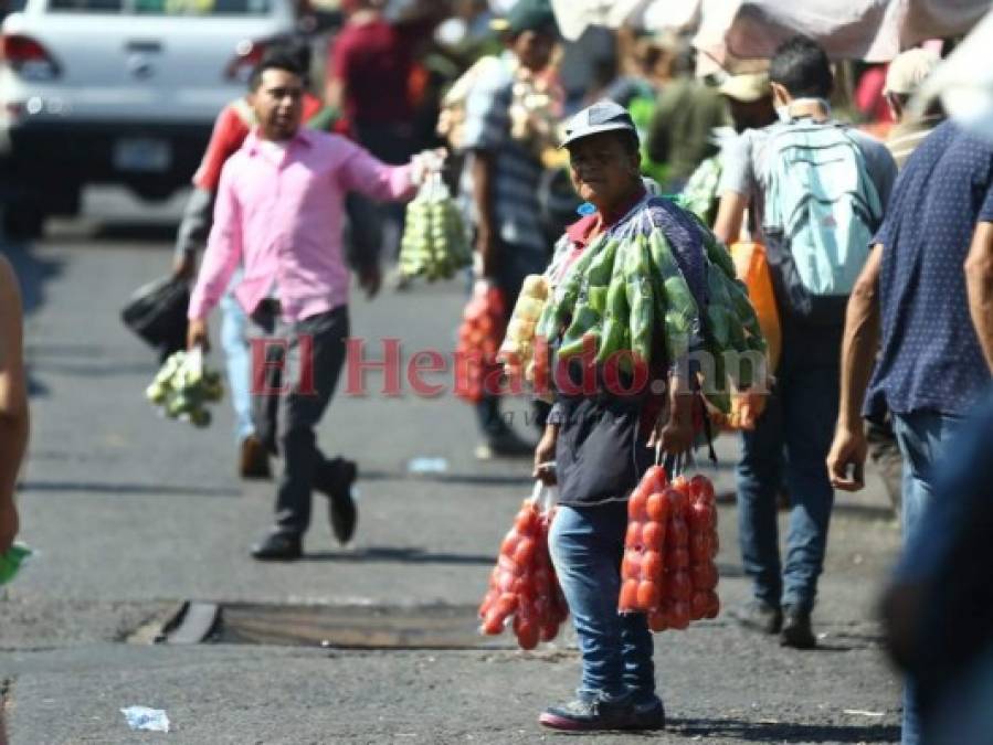 FOTOS: Mercados desbordados mientras capitalinos se exponen al Covid-19