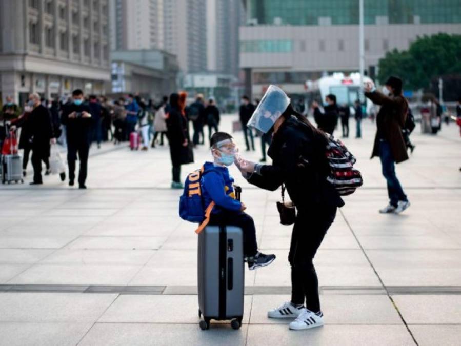 Entre llanto y abrazos, Wuhan celebra el fin de confinamiento por Covid-19