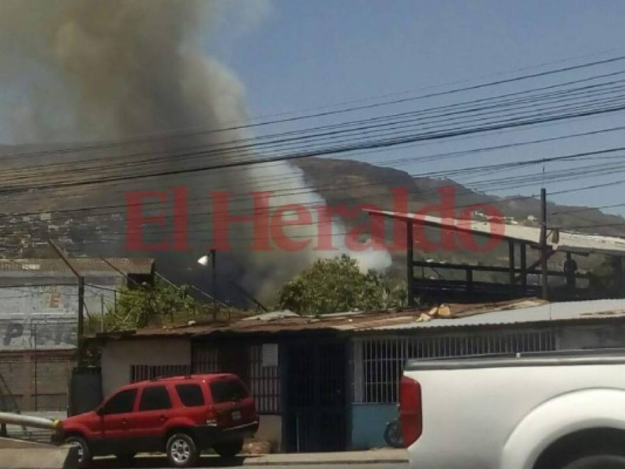 Las imágenes del voraz incendio en El Carrizal que amenaza con quemar los vehículos de un yonker