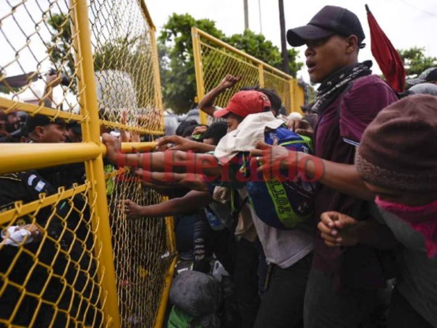 FOTOS: Así fue el caos que protagonizaron los centroamericanos de la caravana migrante en la frontera de Guatemala con México