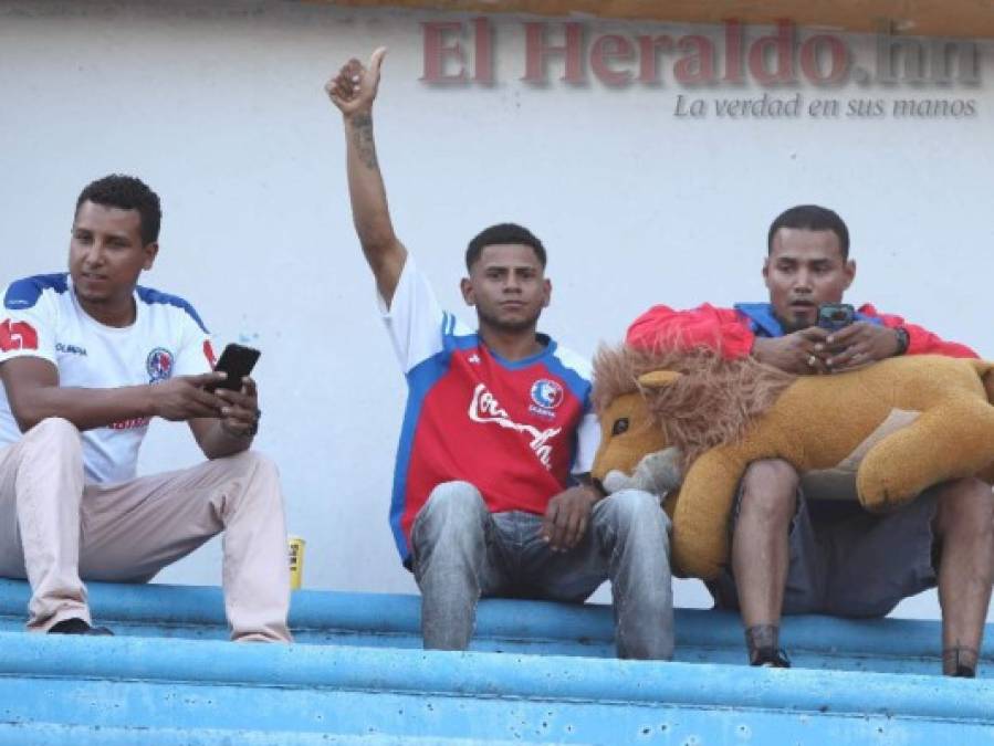 La Ultra Fiel llega al Olímpico y se burla de Motagua con 'el fantasma de la Liga Concacaf'