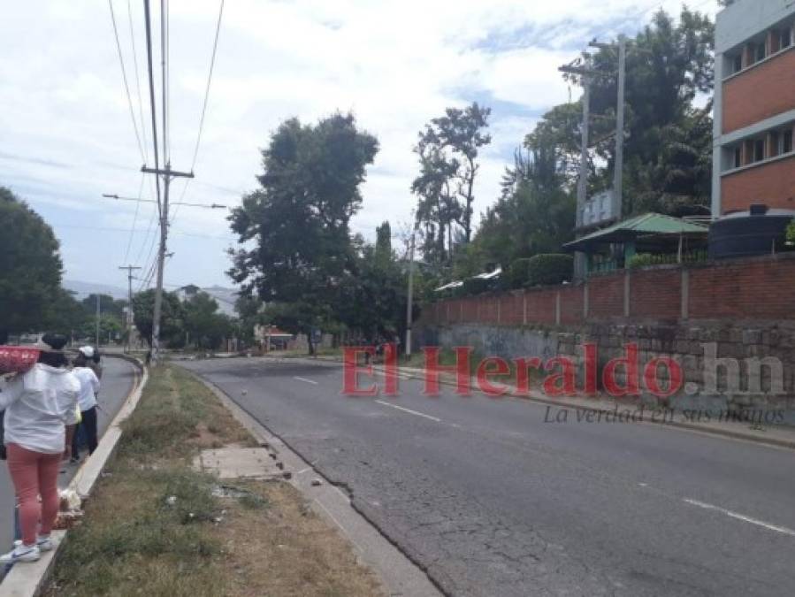 Piedras, llantas, ramas y bombas lacrimógenas: así fueron los bloqueos de calles en la capital de Honduras