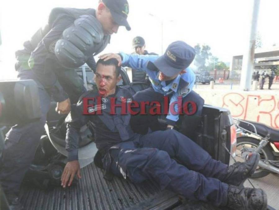 FOTOS: Violento enfrentamiento entre policías y supuestos universitarios