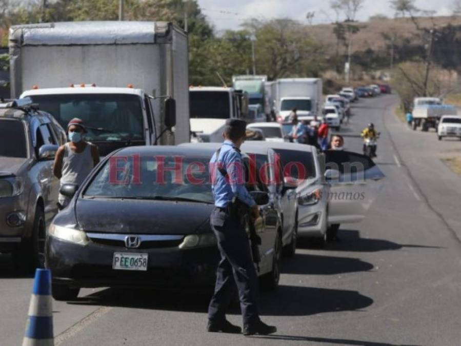 Largas colas por cierre de entradas a la capital en cuarentena por Covid-19