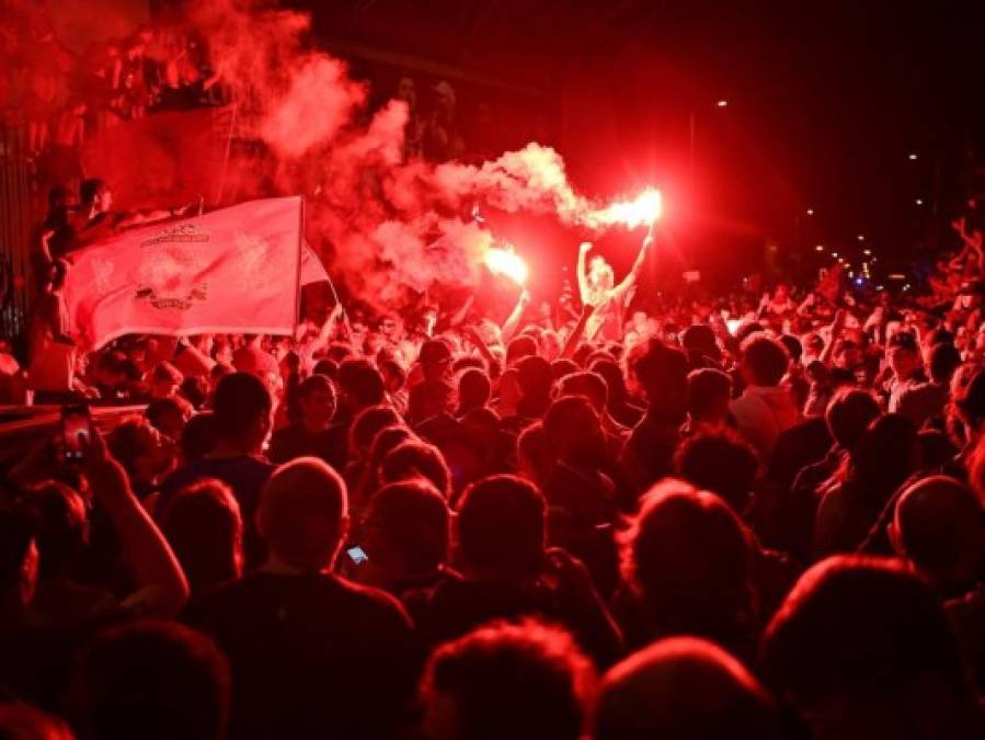 ¡Se les olvidó la pandemia! Miles celebran el título del Liverpool