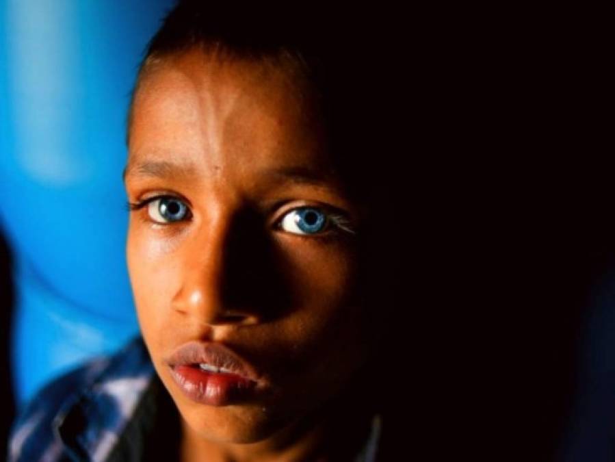 Los hipnotizantes ojos azules y brillantes de una tribu en Indonesia (FOTOS)