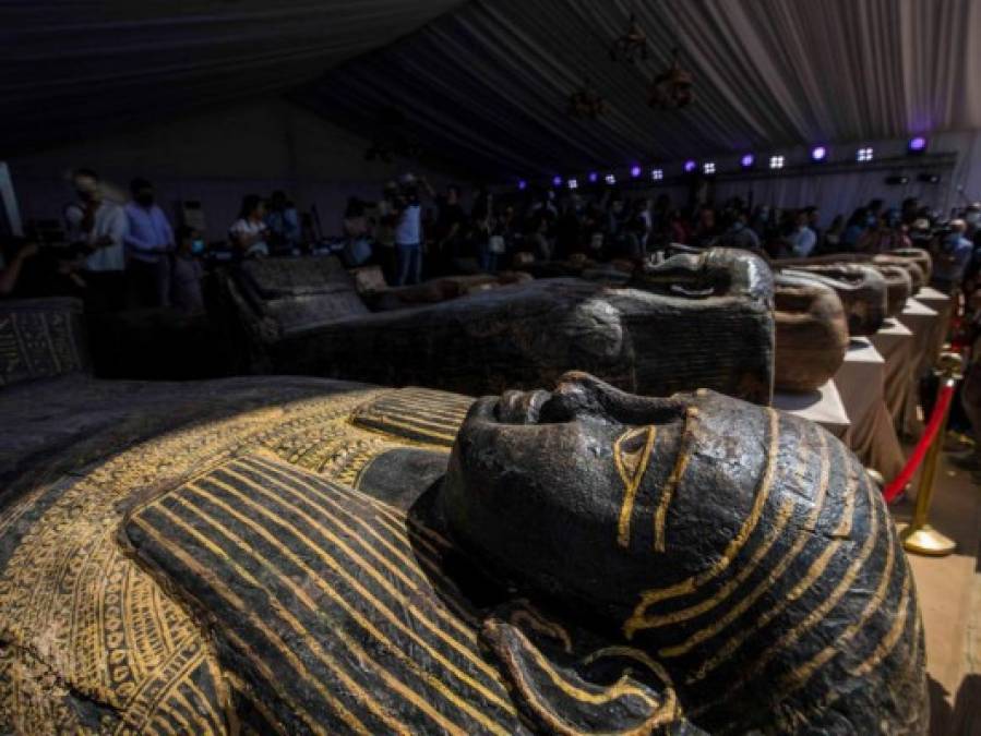 FOTOS: Hallan 59 sarcófagos con momias de 2,600 años de antigüedad