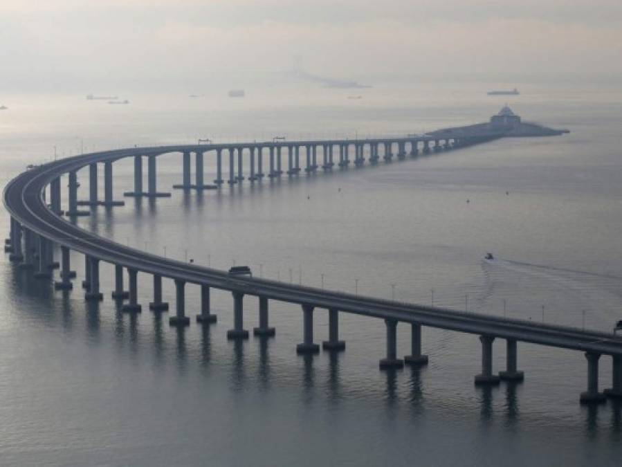 Espectaculares imágenes del puente más largo del mundo en Hong Kong