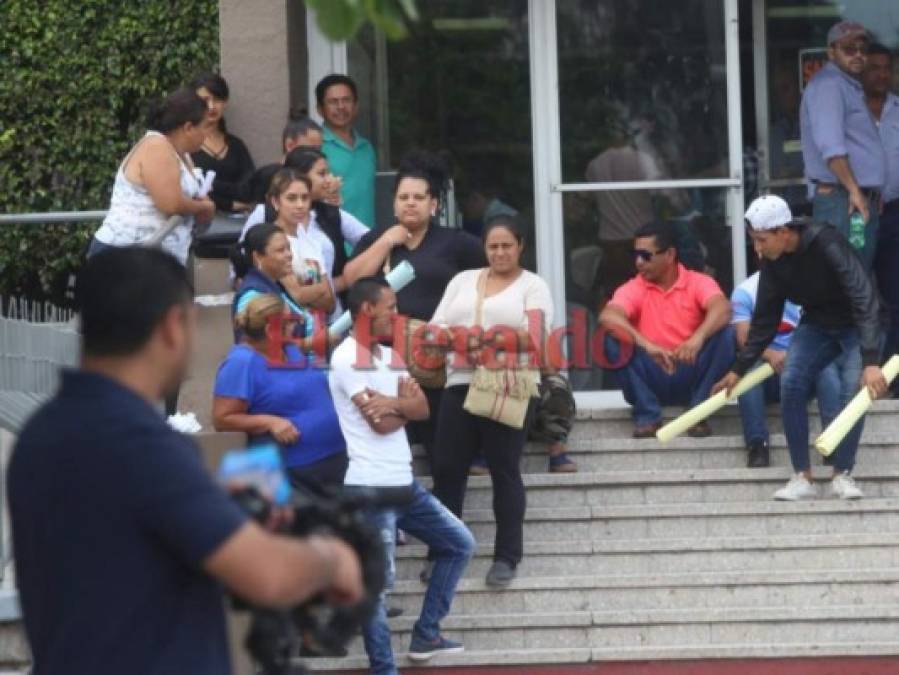 Con harina y billetes de 50 lempiras reciben manifestantes a Lena Gutiérrez en los Juzgados de la capital