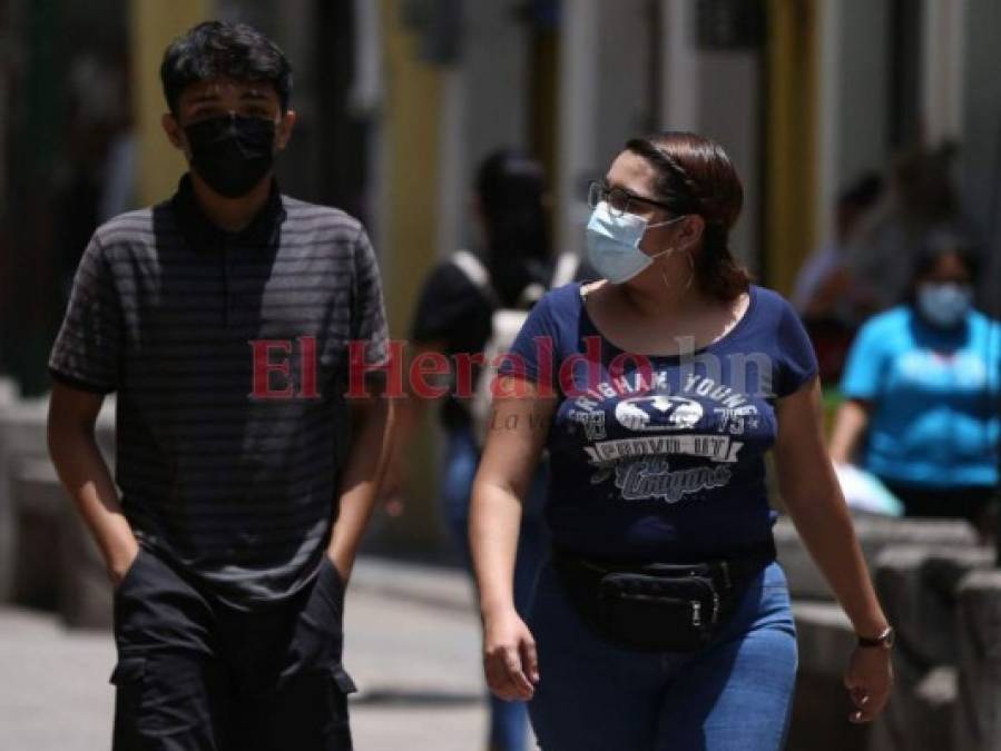 Mayoría de capitalinos acatan uso de mascarilla; otros se mantienen reacios a usarla (FOTOS)