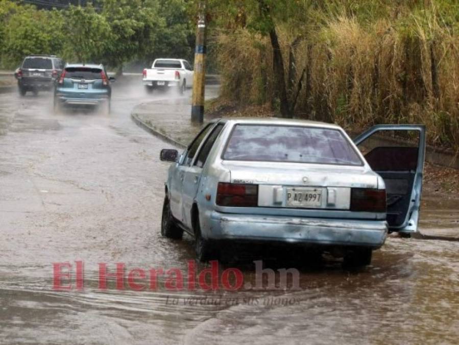 Calles convertidas en ríos y aceras inundadas, así luce la capital tras las lluvias