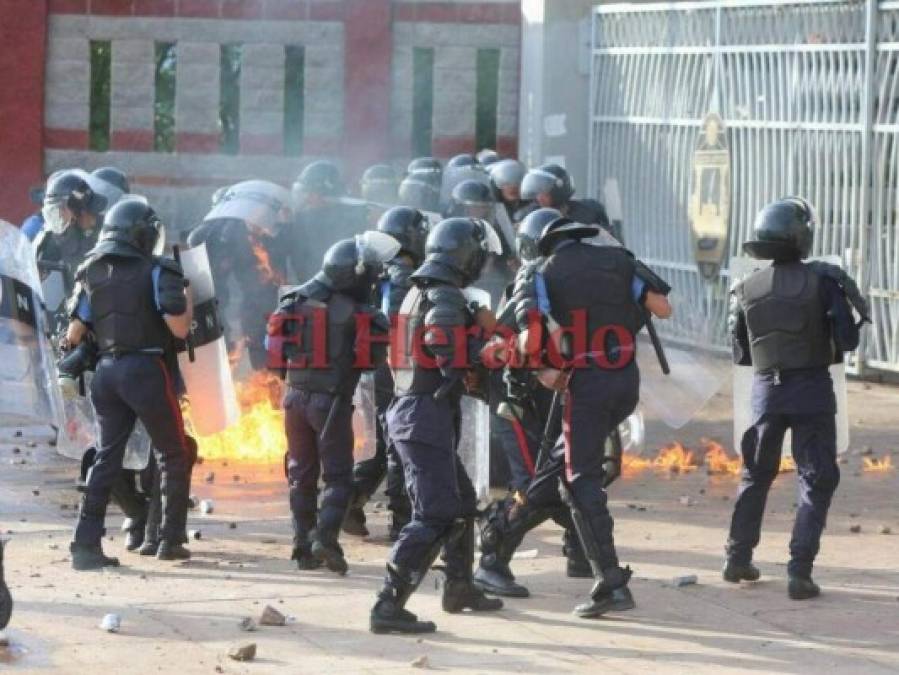 FOTOS: Violento enfrentamiento entre policías y supuestos universitarios