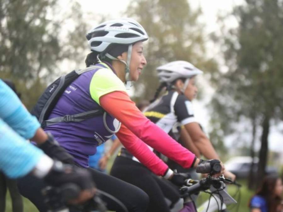 Las mujeres que encabezan la carrera de la Séptima Vuelta Ciclística