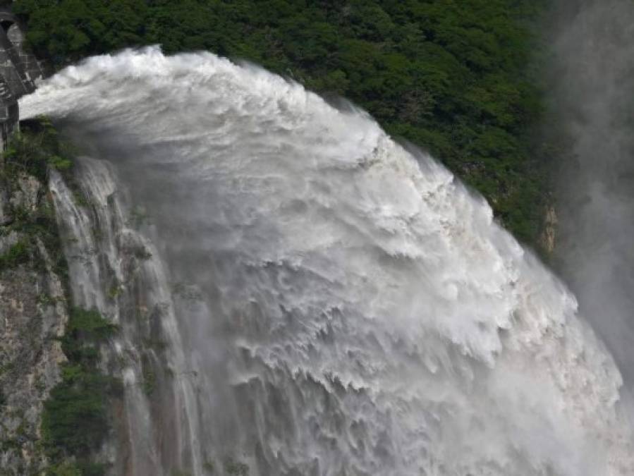 Así se ejecuta la descarga de agua en la represa El Cajón (Fotos)