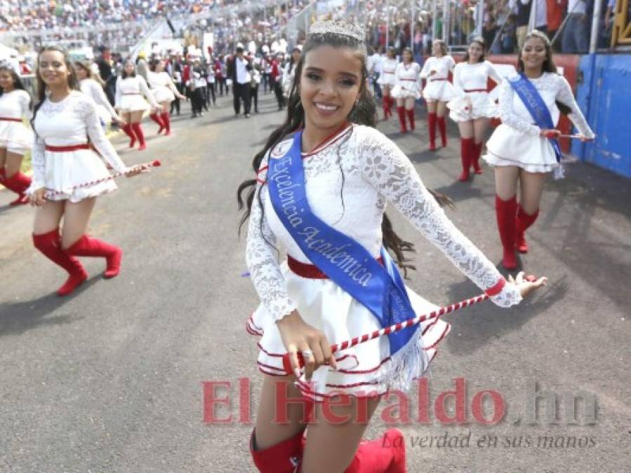 FOTOS: Los vestidos más exóticos de las palillonas en los desfiles patrios 2019