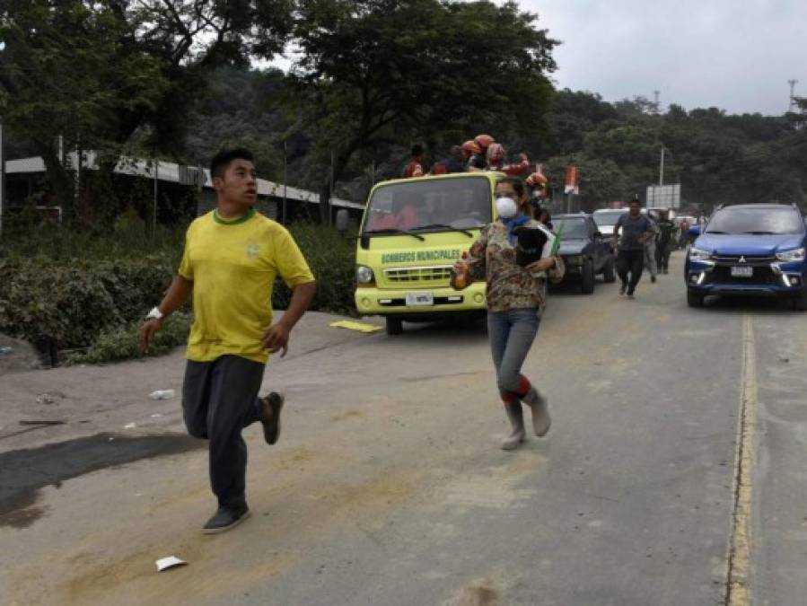 ﻿Fotos: La noble labor de los héroes anónimos tras erupción del volcán de Fuego en Guatemala