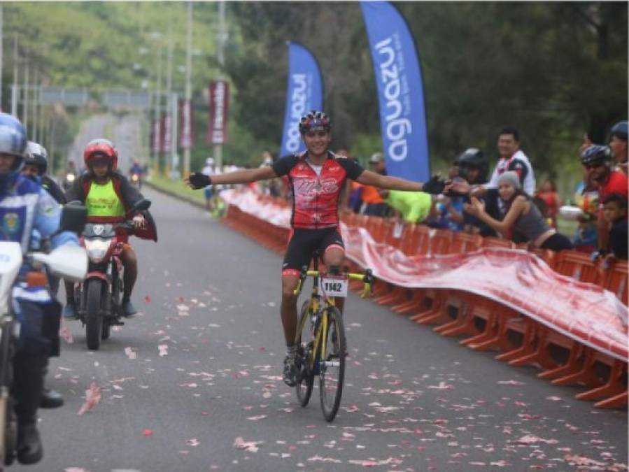 Así fue la llegada de Bryan Mendoza, el ganador Élite de la Sexta Vuelta Ciclística