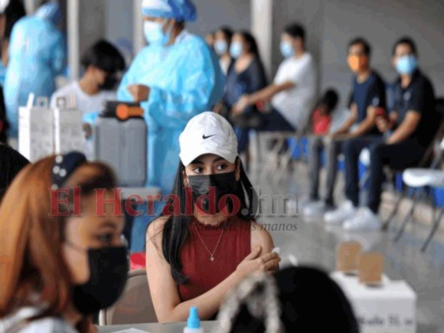 Jóvenes de 18 años abarrotaron los centros de vacunación para obtener dosis anticovid