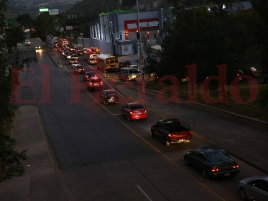 Caótico tráfico en la capital de Honduras; a las 8:00pm vigente toque de queda