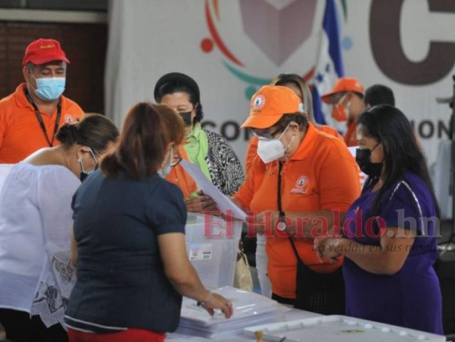 Alianzas azul y verde, aplausos y discursos: lo que se vio en la entrega de planillas al CNE (FOTOS)