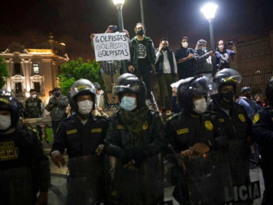 FOTOS: Sigue el ambiente tenso en Perú contra nombramiento de Manuel Merino