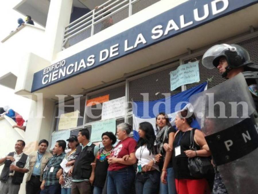 Impactantes imágenes del desalojo de estudiantes por la policía en la UNAH