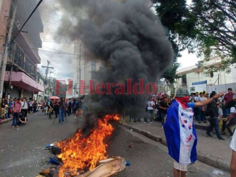 FOTOS: El caos y desolación que dejaron las protestas en los alrededores del Congreso Nacional