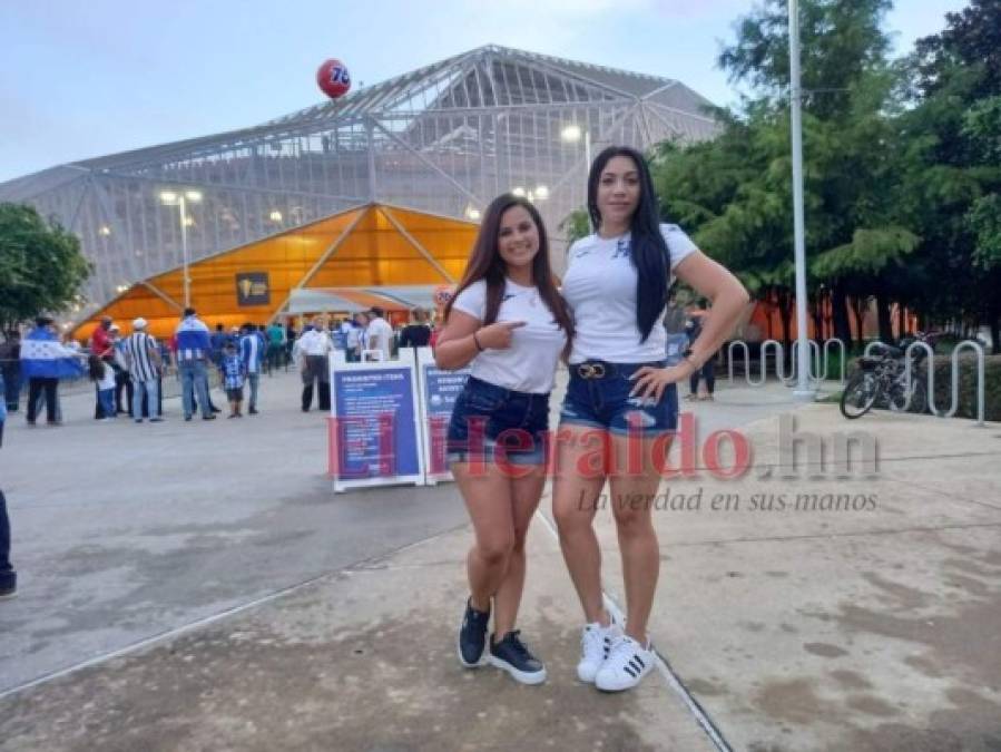 Las bellezas catrachas en el BBVA Compass para el Honduras-Granada