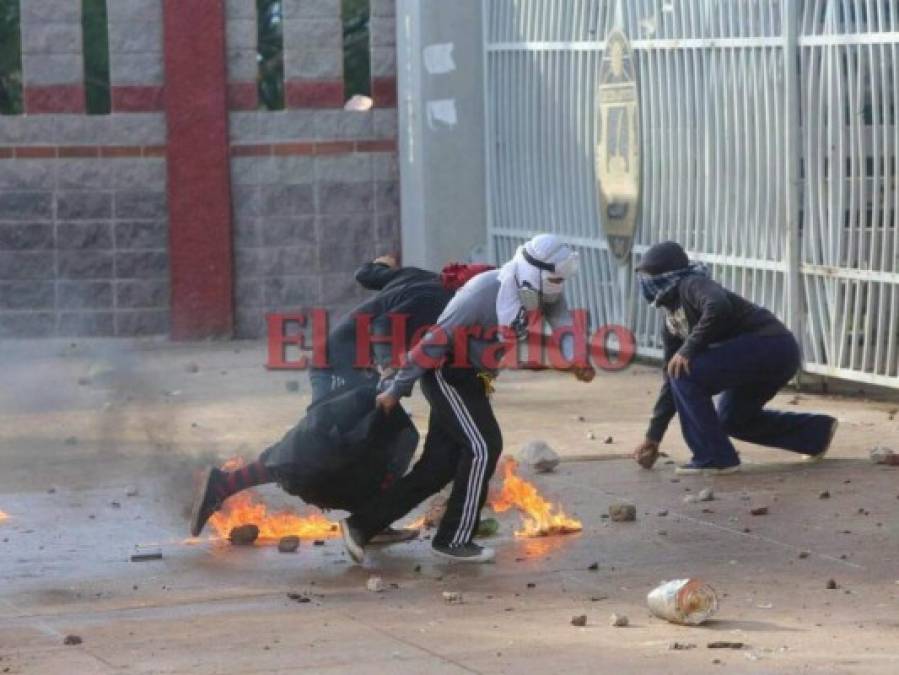 FOTOS: Violento enfrentamiento entre policías y supuestos universitarios