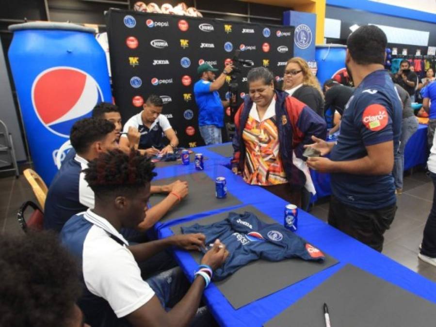 Motagua ilusiona a sus aficionados con el campeonato en firma de autógrafos