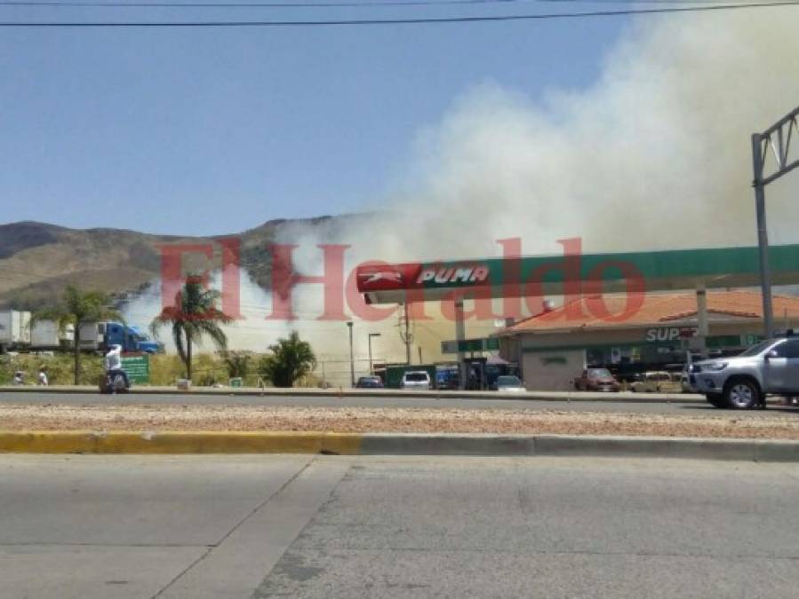 Las imágenes del voraz incendio en El Carrizal que amenaza con quemar los vehículos de un yonker