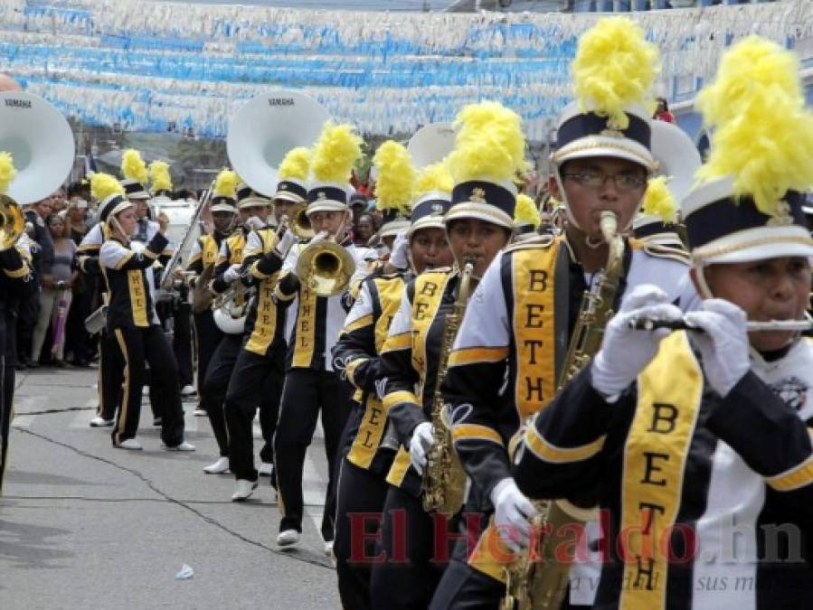 FOTOS: Extravagantes y vistosos trajes de las bandas en los desfiles