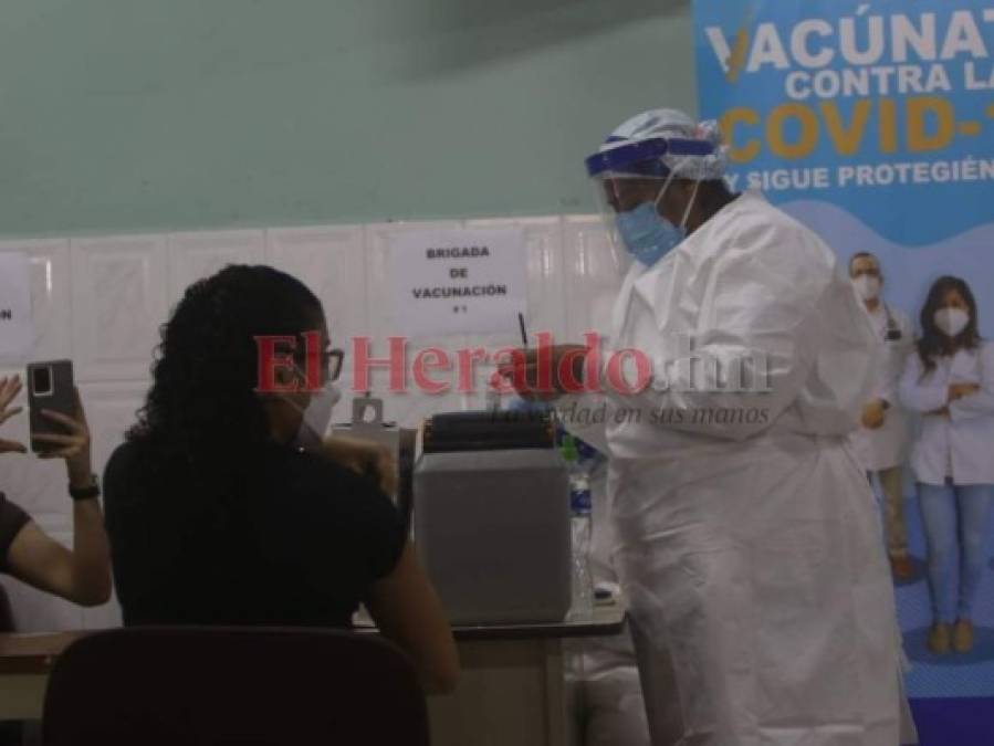 Con mucha esperanza y alegría médicos reciben vacuna contra covid-19 en Honduras (Fotos)