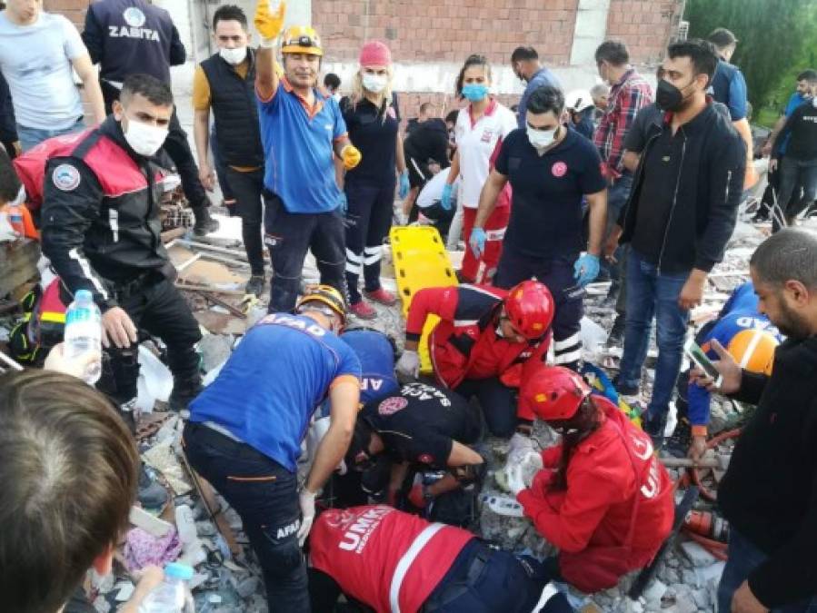 Angustia y desesperación: el rescate de personas atrapadas tras terremoto en Turquía