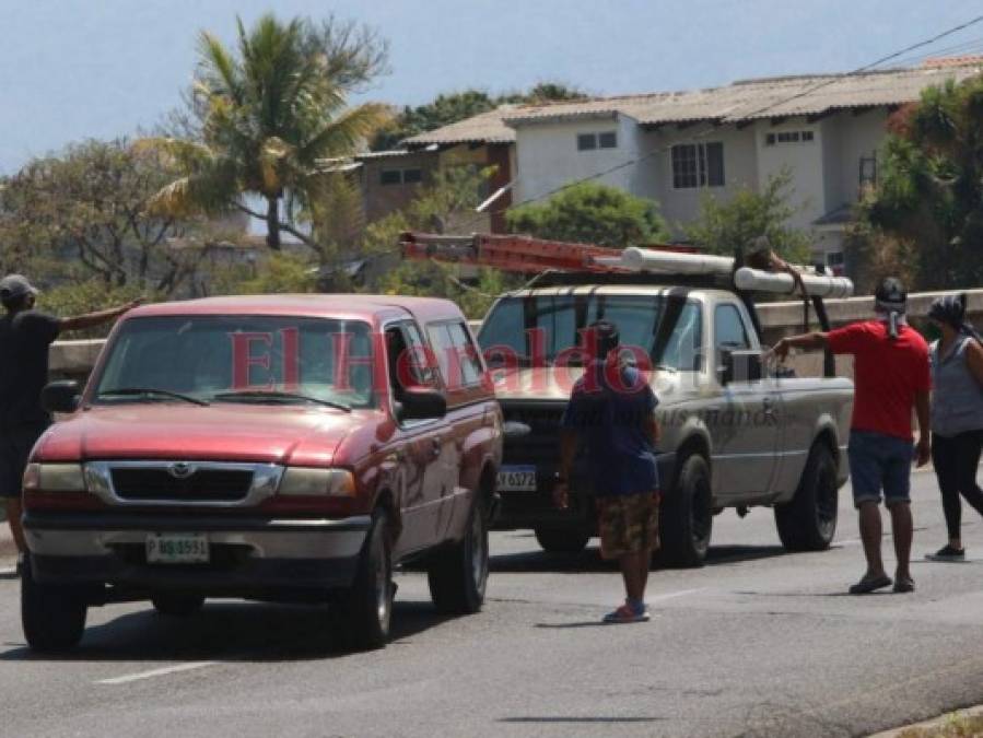 Con latas y rótulos de 'tengo hambre' pobladores piden ayuda en bulevar FFAA