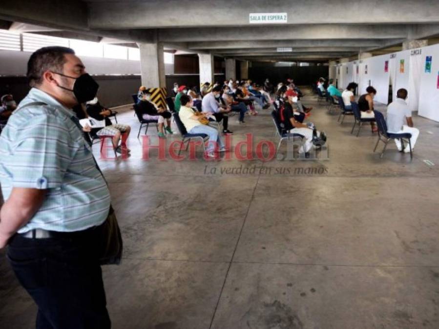 Siete meses de pandemia y los centros de triaje siguen llenos (Fotos)