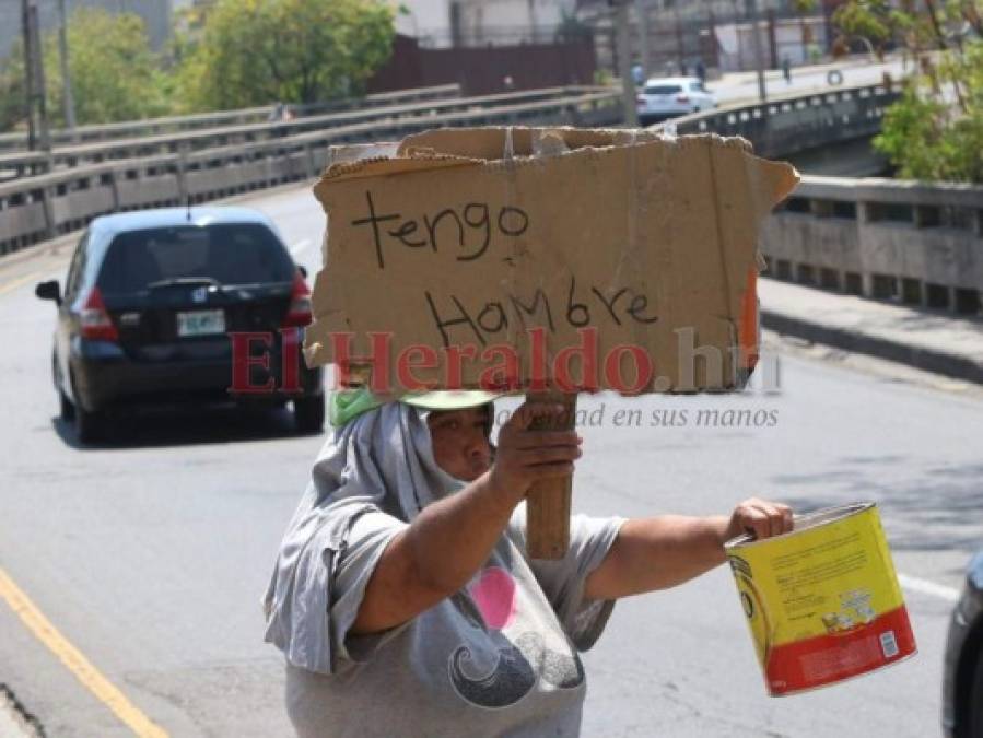 Con latas y rótulos de 'tengo hambre' pobladores piden ayuda en bulevar FFAA