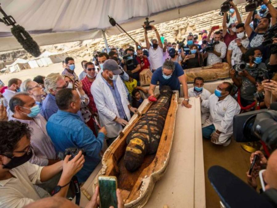 FOTOS: Hallan 59 sarcófagos con momias de 2,600 años de antigüedad