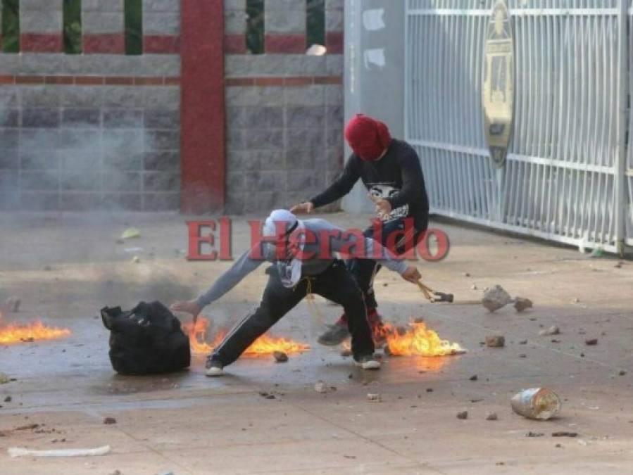 FOTOS: Violento enfrentamiento entre policías y supuestos universitarios