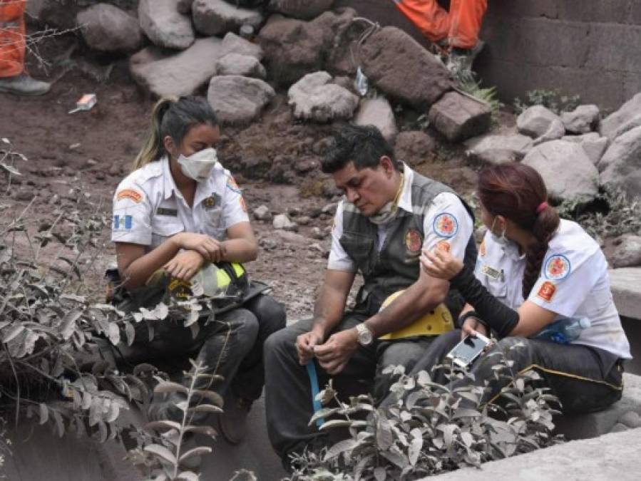 ﻿Fotos: La noble labor de los héroes anónimos tras erupción del volcán de Fuego en Guatemala