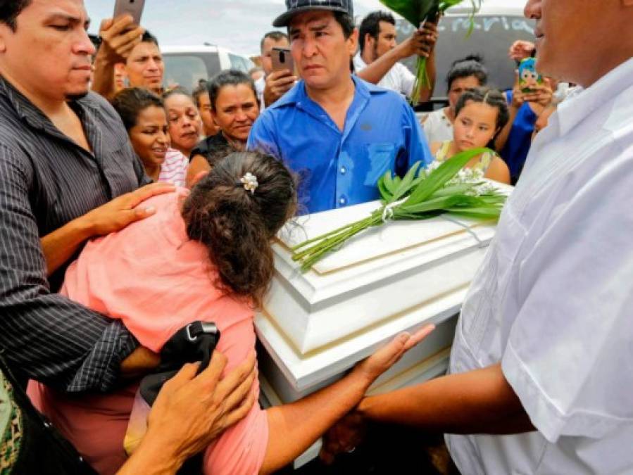 Las dolorosas imágenes del entierro de la familia nicaragüense asesinada dentro de su vivienda