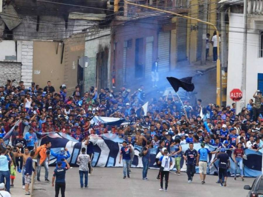 Así fue la llegada de la barra del Motagua al Estadio Nacional de Tegucigalpa