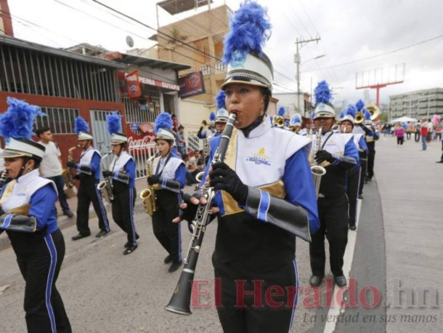 FOTOS: Extravagantes y vistosos trajes de las bandas en los desfiles
