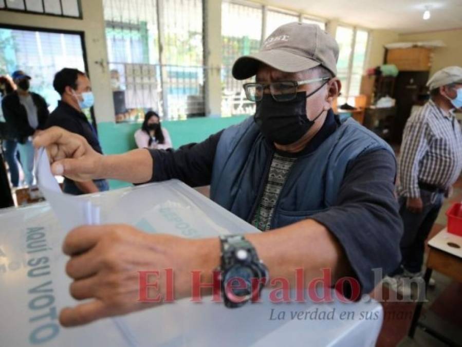 Largas filas sin distanciamiento social en centros de votación de Honduras