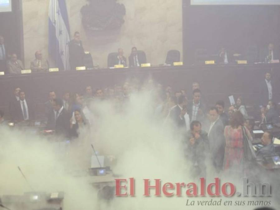 FOTOS: Empujones, cohetes y bengalas; así fue el nuevo acto de insurrección en el Congreso Nacional