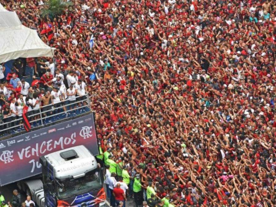 FOTOS: El multitudinario recibimiento de los hinchas al Flamengo luego de ganar la Copa Libertadores