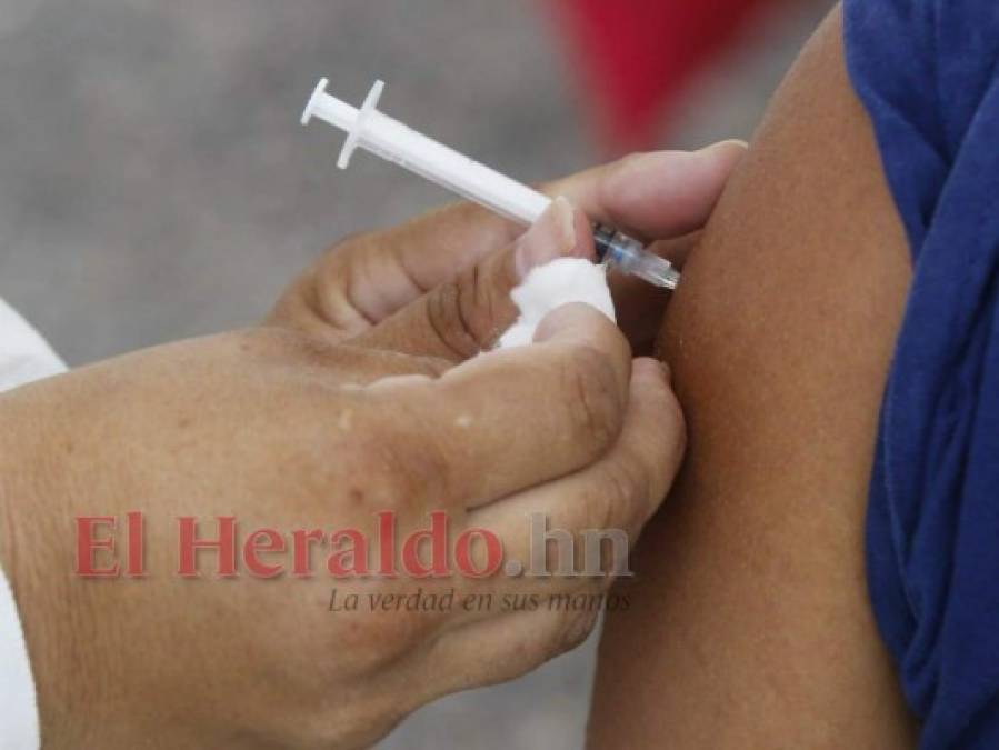 Con sticker: 'Yo me vacuné' y carnet en mano: Así se desarrolla la jornada de vacunación a transportistas en la capital (FOTOS)