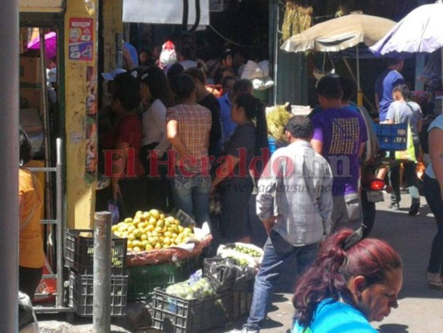 Capitalinos abarrotan mercados para abastecerse en plena cuarentena por Covid-19