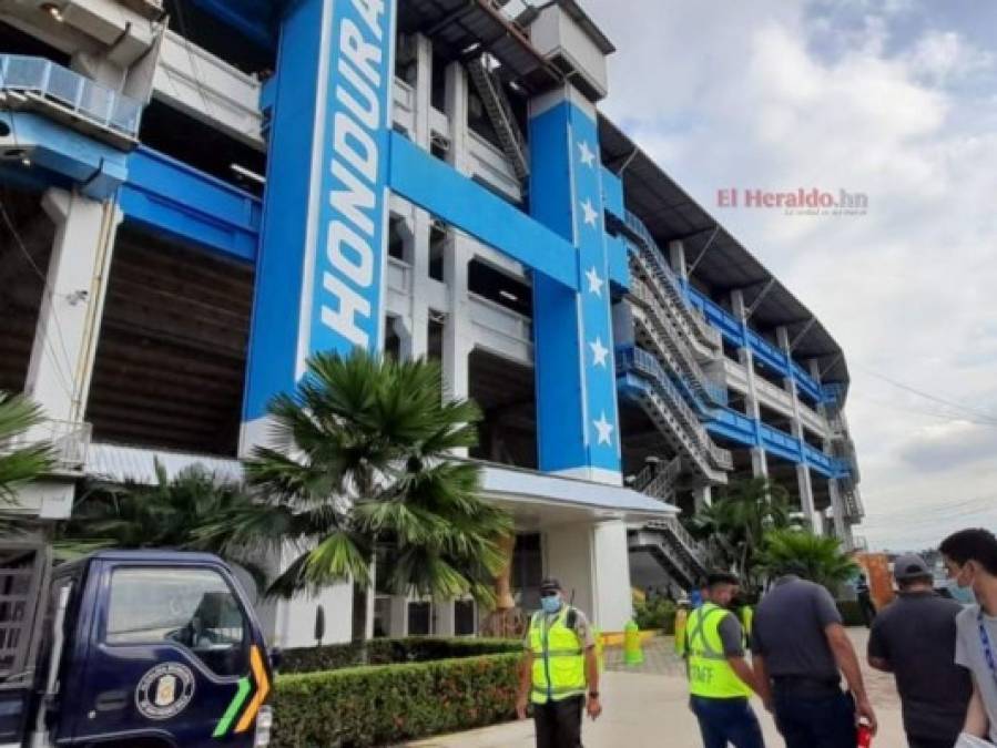 ¡Ambientazo! Aficionados hondureños le dan color al estadio Olímpico en el duelo ante Panamá