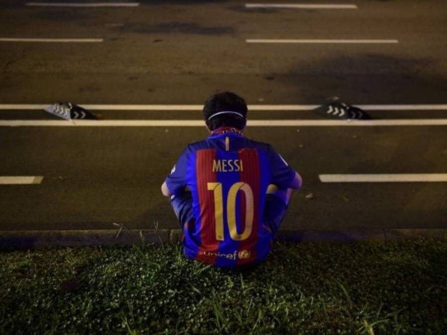 Invasión en el Camp Nou y disturbios de aficionados por la salida de Messi (FOTOS)